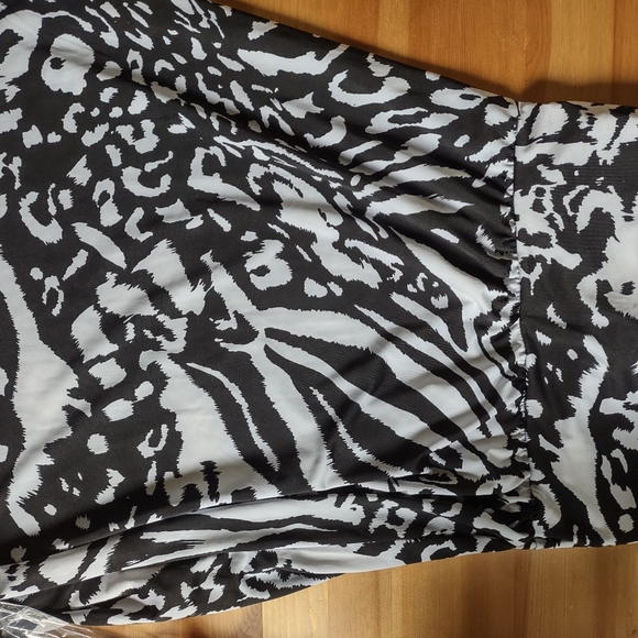 Warehouse One Black and White Patterned Strapless and Sleeveless Crop Top - Picture 3 of 4